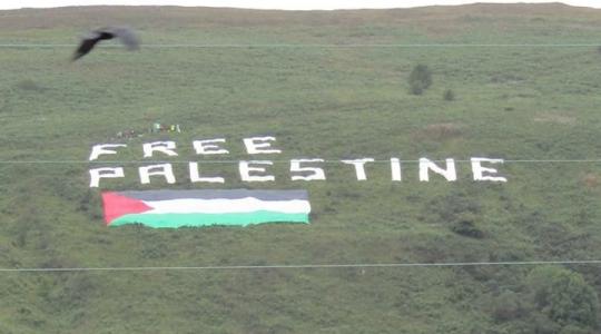 ايرلنديون يرفعون علم فلسطين على قمة جبل شمال إيرلندا