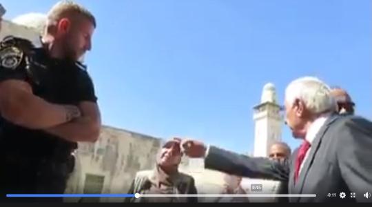 عزام الخطيب مدير عام أوقاف القدس يطرد حارسات المسجد الأقصى.JPG