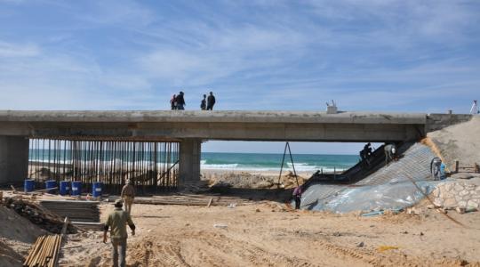 سقوط جزء من جسر وادي غزة