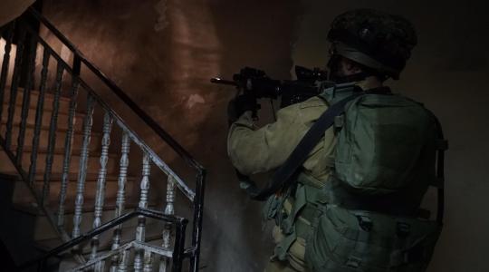 جندي إسرائيلي يقتحم بيوت الفلسطينيين