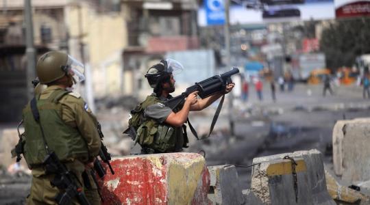 جنود الاحتلال يطلقون النار على المتظاهرين الفلسطينيين في الضفة