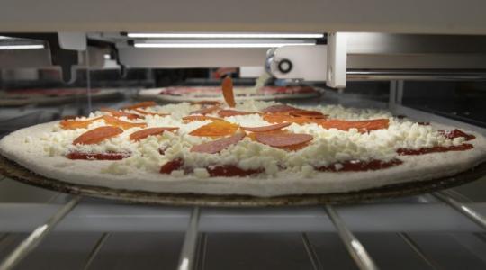 شاهد: روبوت يصنع البيتزا في لاس فيغاس