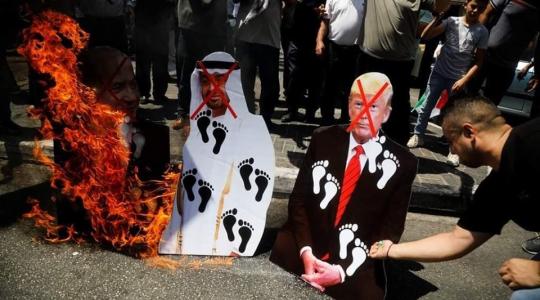 حرق صور نتنياهو وترامب ومحمد بن زايد عقب صلاة الجمعة في نابلس (5)