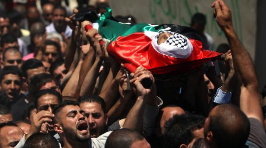 فلسطينيون يشيعون شهيداً  الضفة الغربية