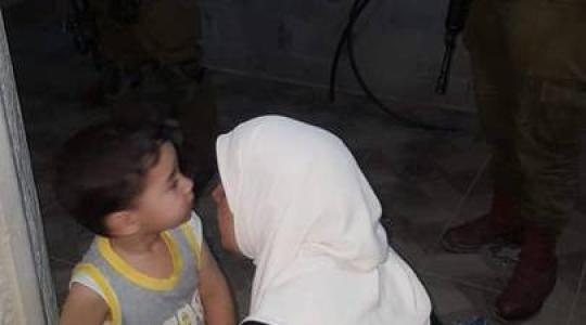 لمى خاطر تودع ابنها قبل اعتقالها من قبل الاحتلال الاسرائيلي