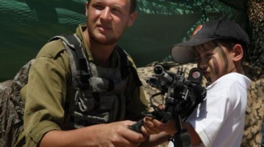 اطفال اسرائيليون يتدربون على السلاح