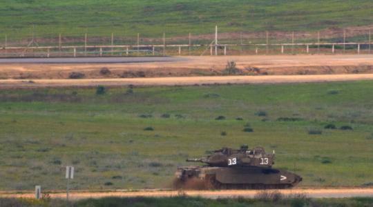 دبابة اسرائيلية على حدود القطاع
