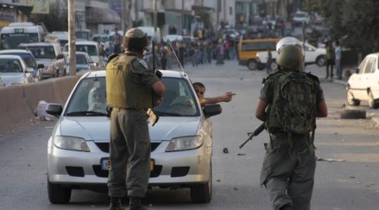 جنود الاحتلال تعتقل مواطناً بالخليل