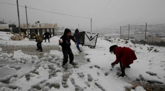 الثلوج تتساقط على فلسطين