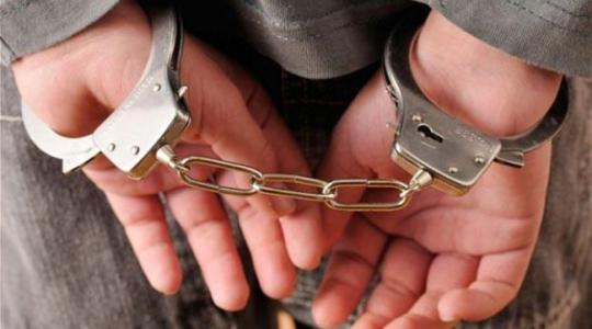 الشرطة تقبض على شخص صادر بحقه 35 مذكرة قضائية