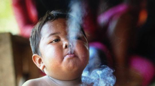 الطفل الأندونيسي المدخن وهو في عمر العامين