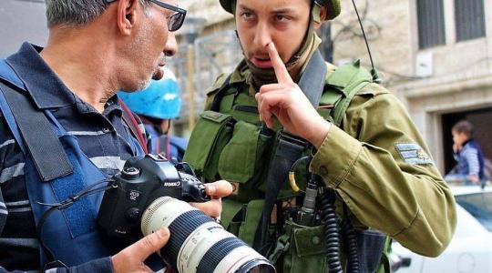  صحفي فلسطيني في مواجهة جنود الاحتلال