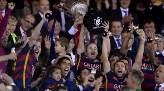 لاعبو برشلونة يتوّجون بكأس ملك إسبانيا (أ ف ب)