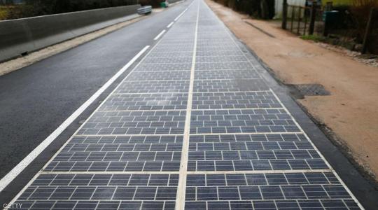 شارع من الخلايا الشمسية في قرية نورماندي في فرنسا