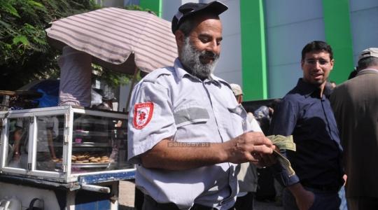 موظفو غزة امام البريد لاستلام الدفعة المالية