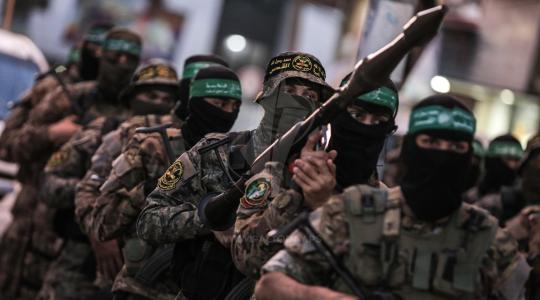 عناصر من سرايا القدس وكتائب القسام في عرض عسكري بغزة
