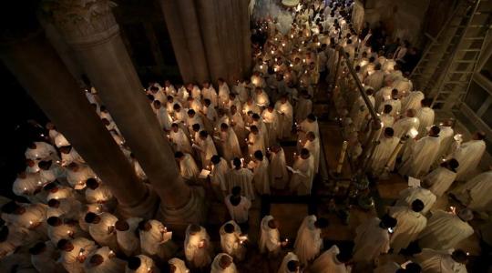 مسيحيون خلال قداس في القدس المحتلة امس (ا ف ب)