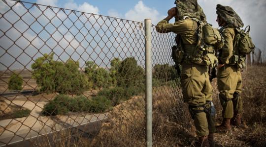 جنديان إسرائيليان يرقبان الحدود مع غزة
