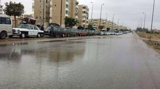 مئات السيارات تننظر اجتياز حاجز الريسة في العريش باتجاه معبر رفح