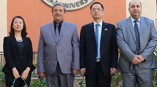 السفير الصيني لدى دولة فلسطين خلال زيارته لجامعة الاسراء