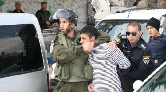 جنود الاحتلال يعتقلون احد المواطنين