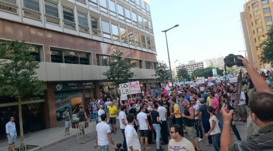 مظاهرة ضخمة امام مبنى حكومي في لبنان