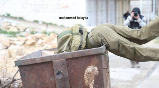 صورة الجندي الاسرائيلي في حاوية النفايات