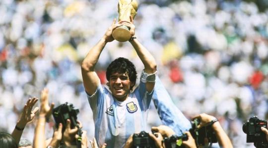  وفاة أسطورة كرة القدم الأرجنتينية مارادونا عن 60 عاماً