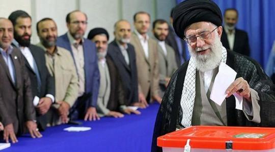 قائد الثورة الاسلامية يدلي بصوته في الانتخابات صباح اليوم