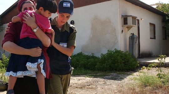 مجندة إسرائيلية تنقل مستوطنة إلى مكان أمن أثناء حرب 2014