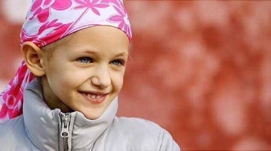 فتاة مصابة بالسرطان