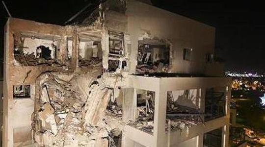 المنزل الذي المدمر في تل ابيب اثر صاروخ فلسطيني
