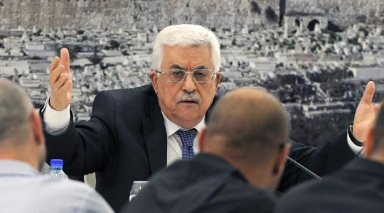 عباس خلال أحد الاجتماعات