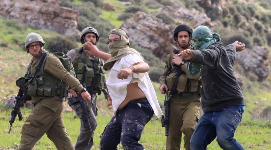مستوطنون يطلقون الحجارة على الفلسطينيين بحماية جيش الاحتلال