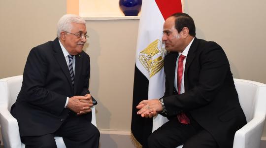 الرئيس المصري عبد الفتاح السيسي ورئيس السلطة الفلسطينية محمود عباس