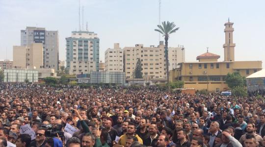 موظفو السلطة يحتشدون في ساحة السرايا يطالبون بحقوقهم