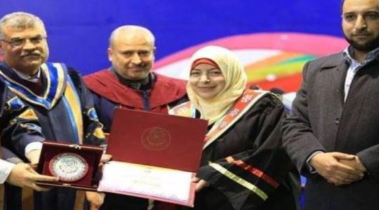 ناهد عصيدة زوجة الشهيد "مازن فقها" تتسلم شهادة تخرجها من الجامعة الاسلامية برفقة زوجها