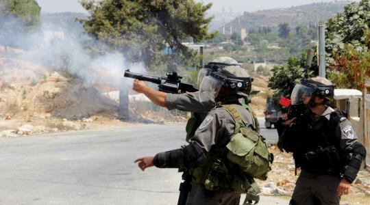 قوات الاحتلال تطلق قنابل الغاز تجاه المواطنين