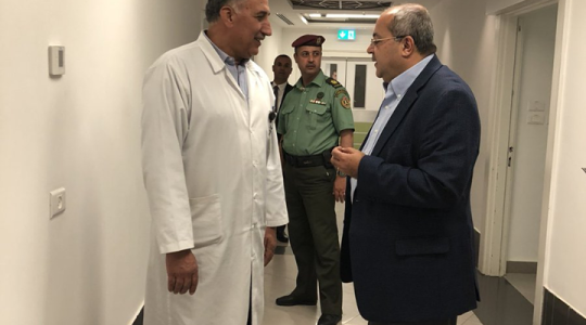 النائب احمد الطيبي يزور رئيس السلطة في المستشفى الاستشاري 