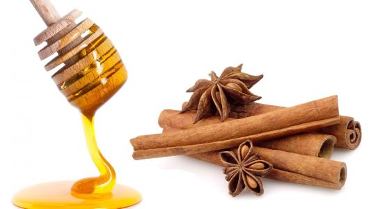 يعد مخلوط العسل والقرفة مشروباً سحرياً يساعدك على التخلص من أمراض عديدة -(تعبيرية)