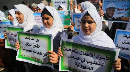 أطفال يتضامنون مع الأسرى