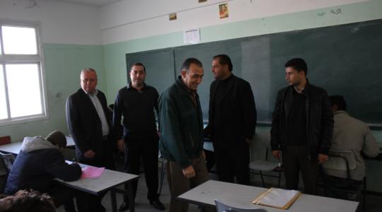 مدير التعليم في شمال غزة يتفقد امتحان الإكمال "الإنجاز"