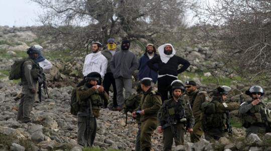 جيش الاحتلال إلى جانب مستوطنين