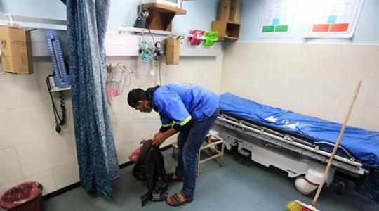 عامل نظافة في احدى مستشفيات غزة