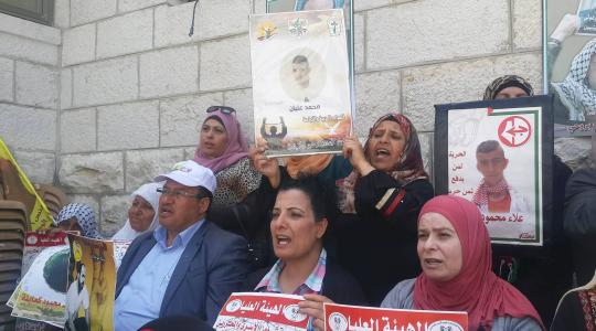امهات الاسرى يطالبن الصليب بزيارة ابنائهن المضربين عن الطعام في سجون الاحتلال