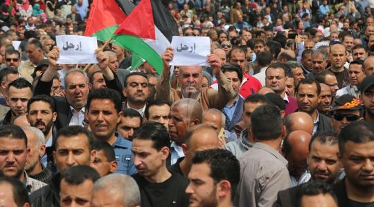 جانب من تظاهر موظفي السلطة في غزة ضد خصم الرواتب