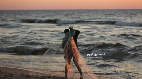 صياد فلسطيني يمارس مهنة الصيد على الشاطئ (2).JPG