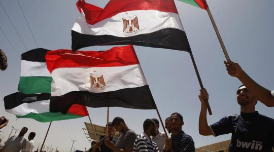 مواطنون يرفعون العلم المصري في قطاع غزة