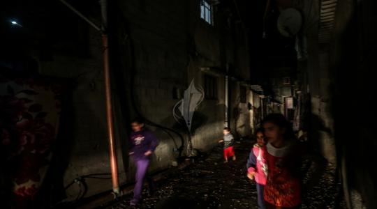 أطفال يلهون في شوارع غزة في ظل اشتداد ازمة الكهرباء