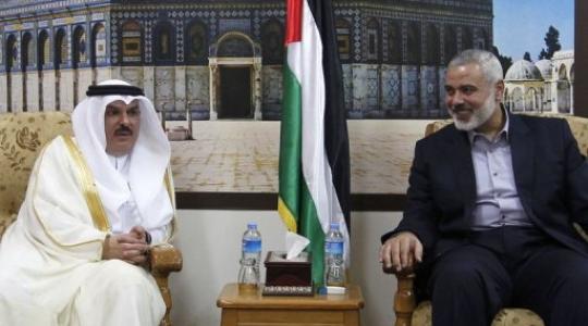 محمد العمادي خلال لقائه اسماعيل هنية نائب رئيس المكتب السياسي لحركة حماس بغزة